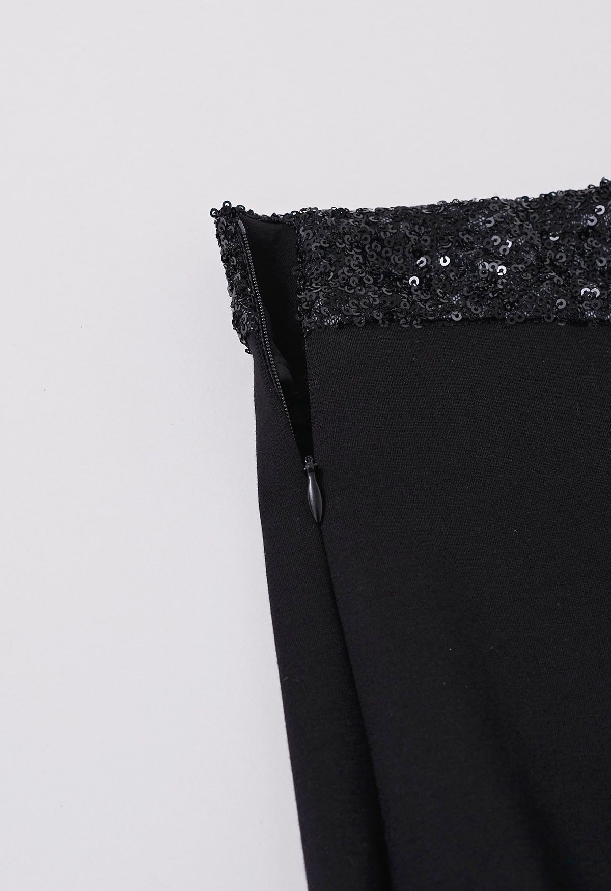 Pantalones rectos con cintura con detalles de lentejuelas en color negro