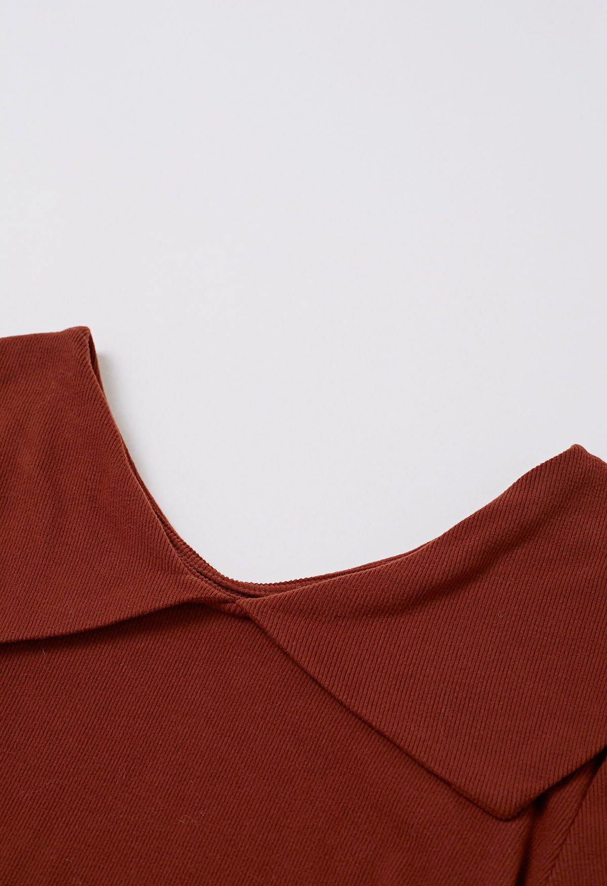 Blusa de manga larga con cuello de solapa y laterales fruncidos en rojo óxido