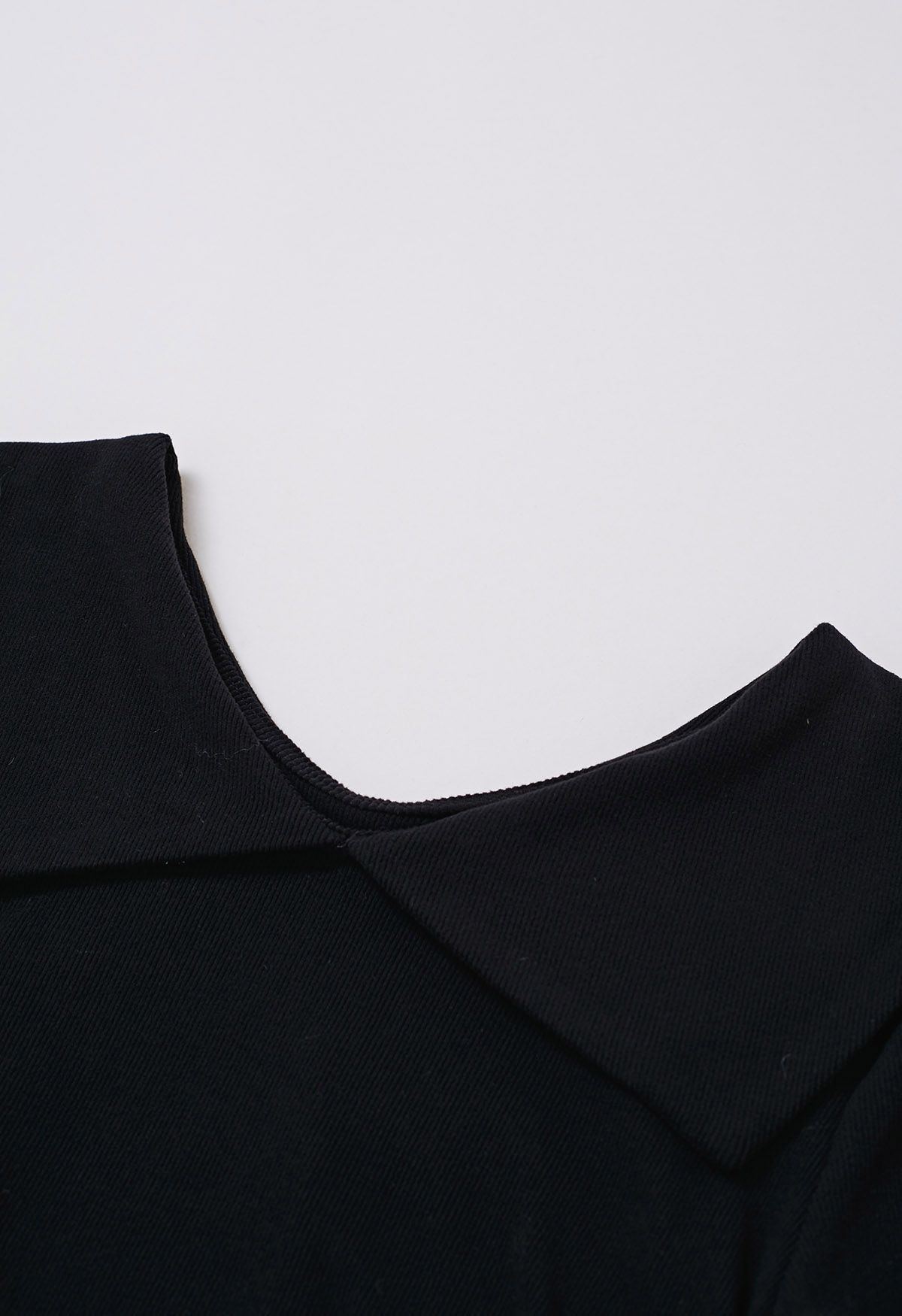 Blusa de manga larga con cuello de solapa y laterales fruncidos en color negro