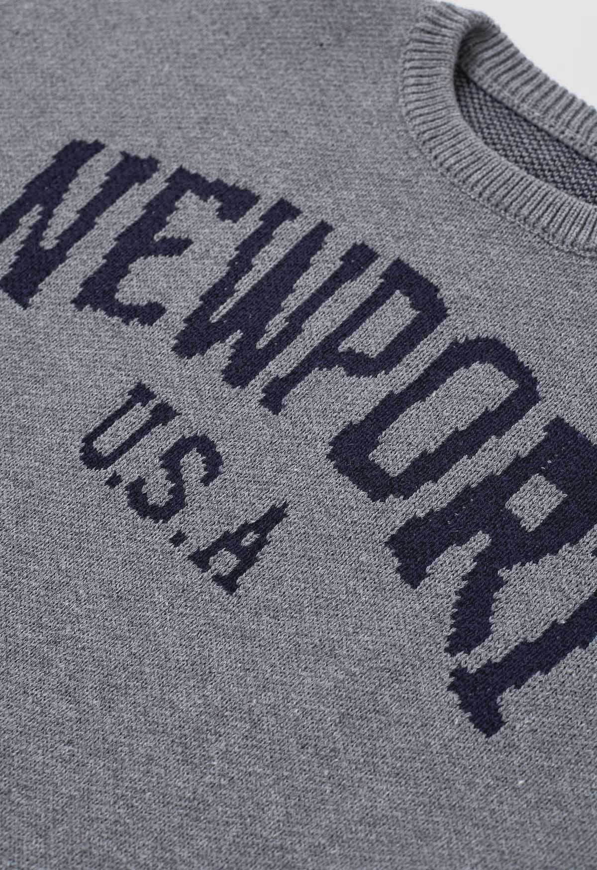 Suéter de punto extragrande con cuello redondo y letras de Newport en gris