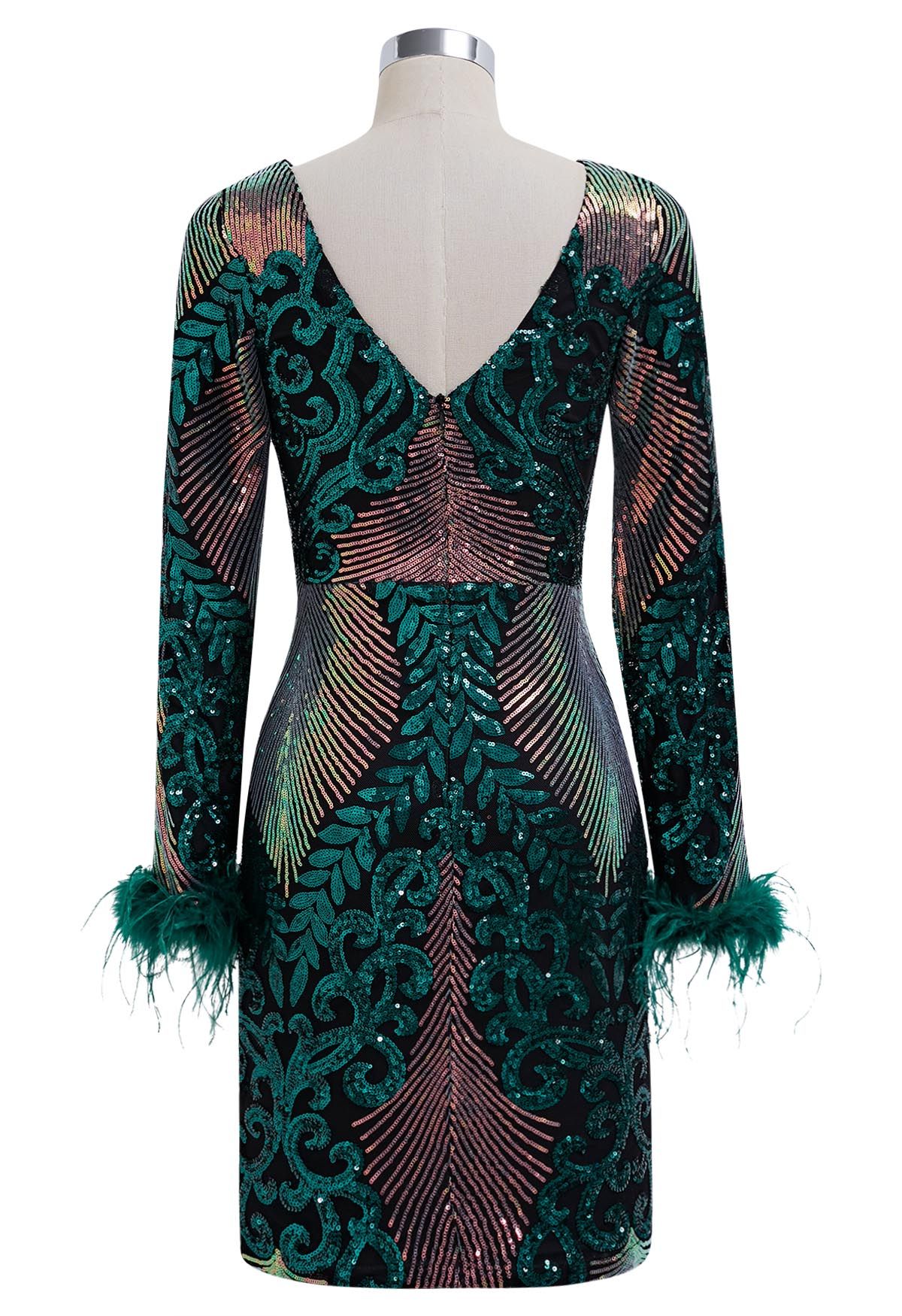 Vestido ajustado con ribete de plumas y lentejuelas deslumbrantes en color verde oscuro