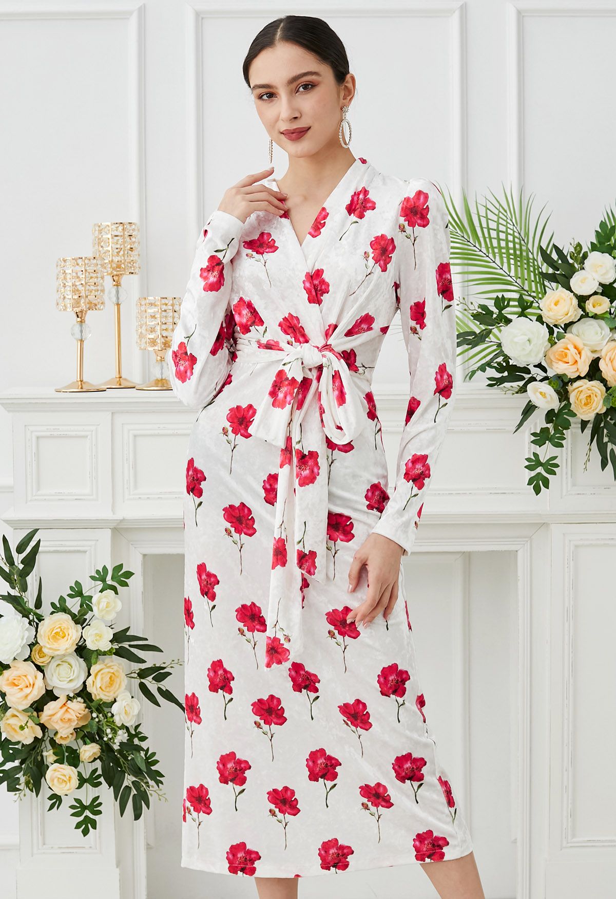 Vestido midi con lazo y estampado floral de terciopelo en blanco