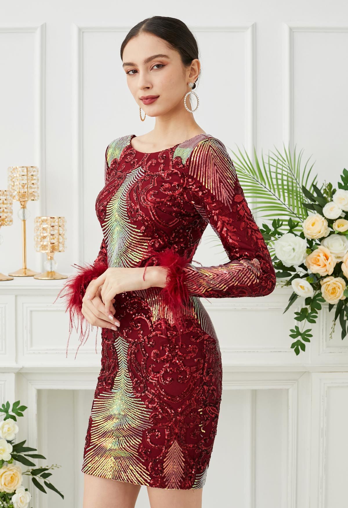 Vestido ajustado con ribete de plumas y lentejuelas deslumbrantes en rojo