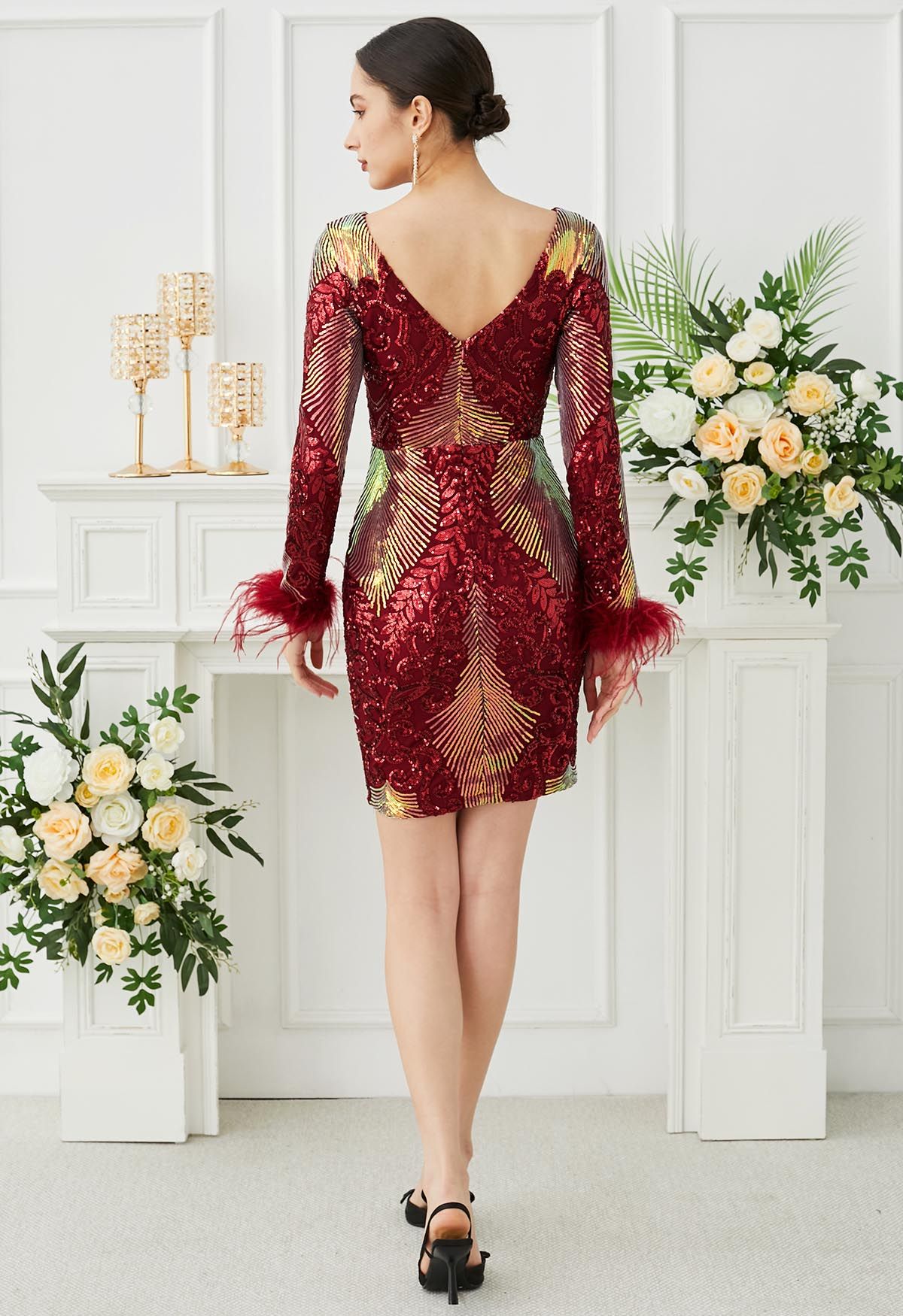 Vestido ajustado con ribete de plumas y lentejuelas deslumbrantes en rojo