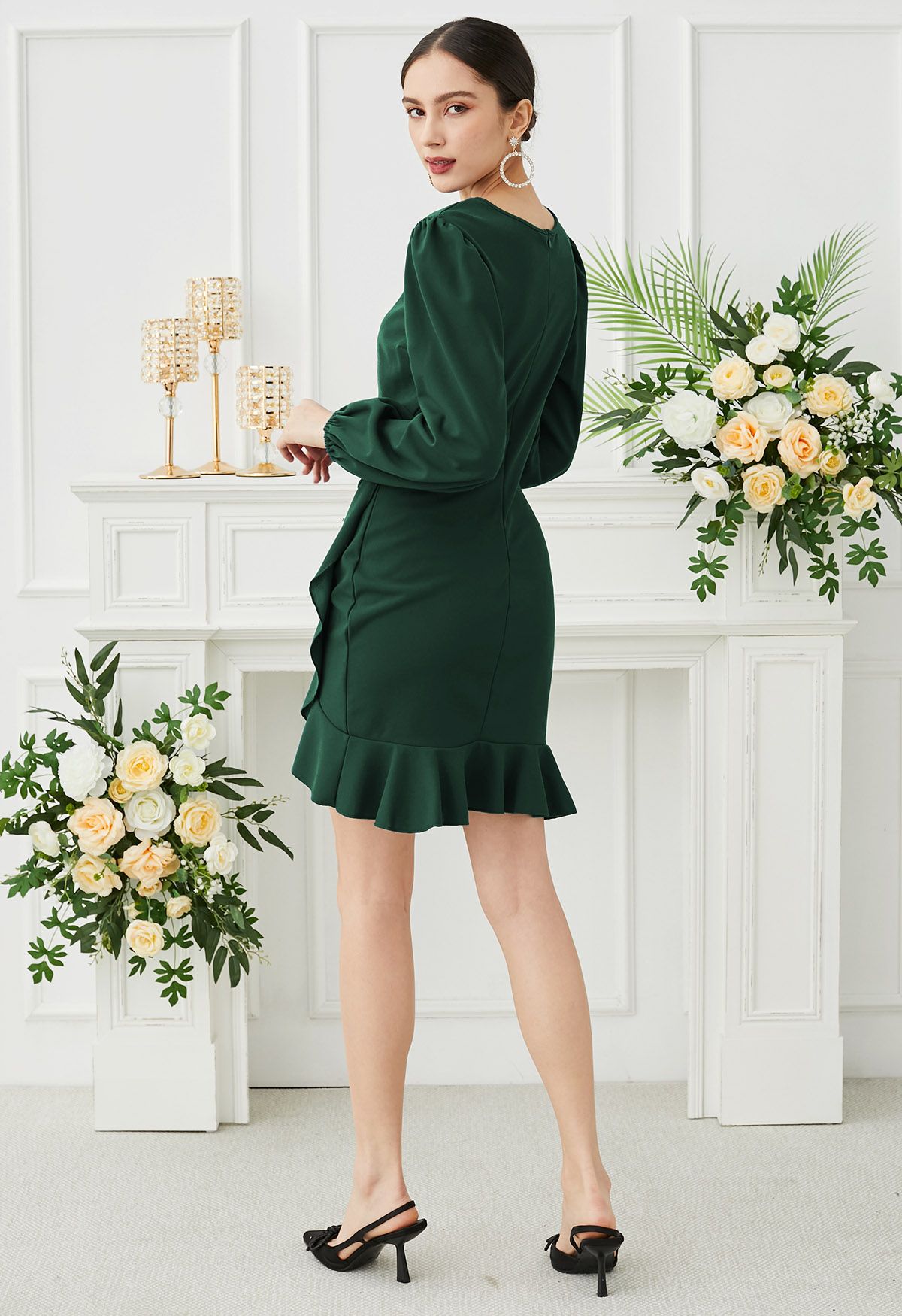 Vestido corto con volantes laterales fruncidos y estampado tulipán en verde oscuro