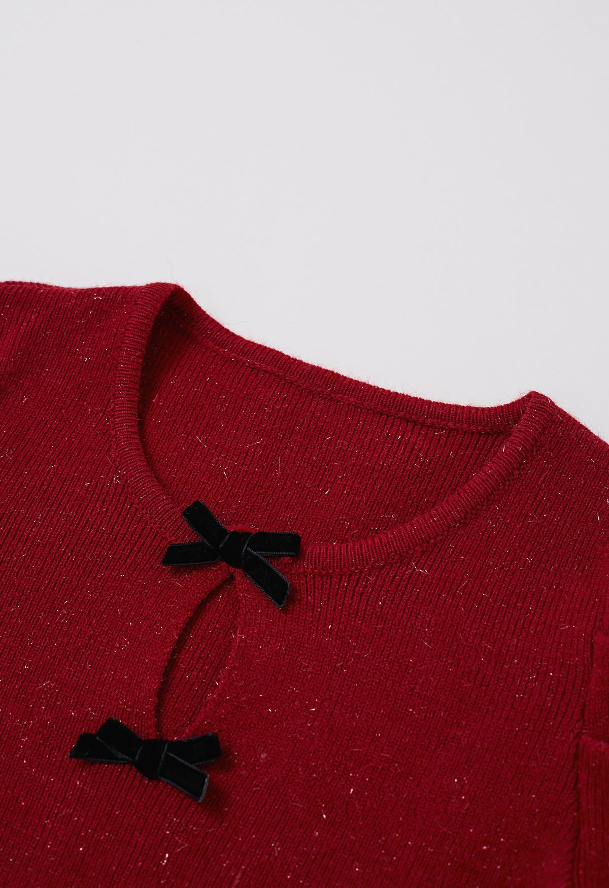 Blusa de punto con puños de encaje y lazo delicado en rojo