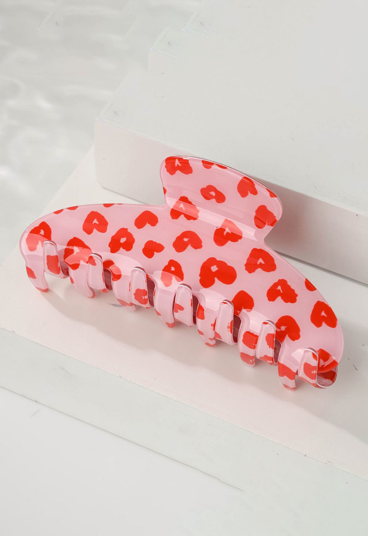 Pinza para el pelo acrílica con estampado de corazón rojo