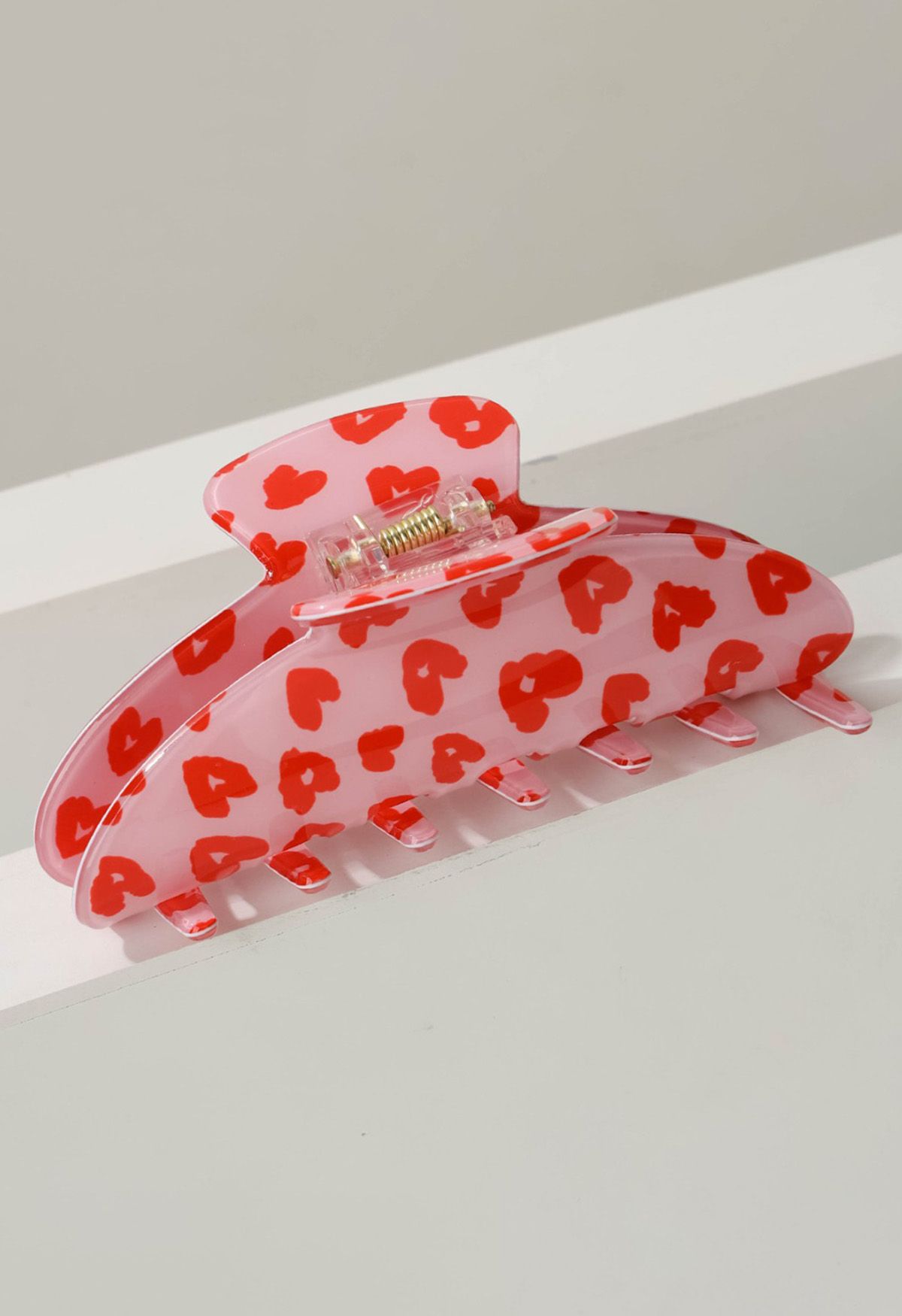 Pinza para el pelo acrílica con estampado de corazón rojo