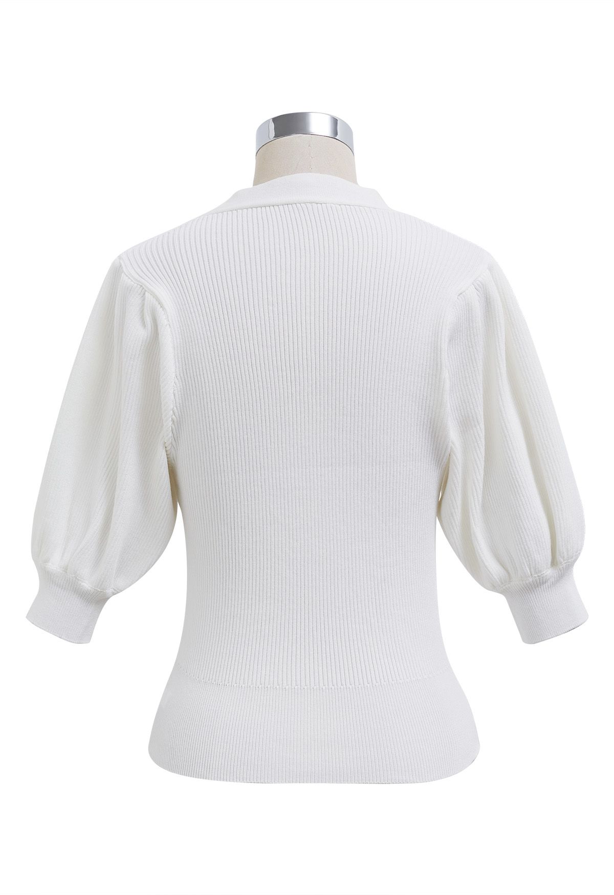 Blusa de punto con cuello en V, botones y mangas abullonadas en color blanco