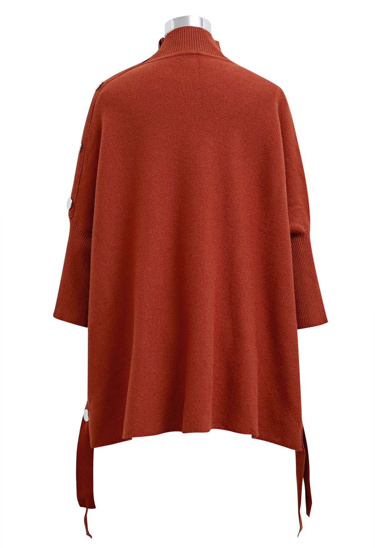 Poncho de punto con cuello alto y botones laterales