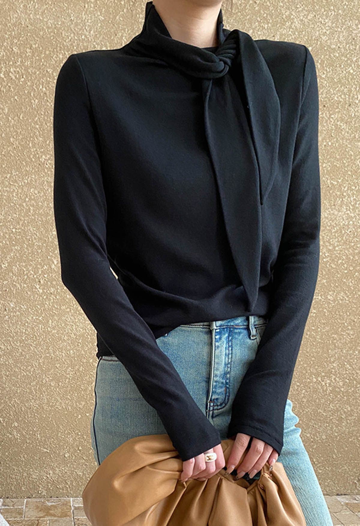 Elegante blusa con cuello alto y nudo anudado en color negro