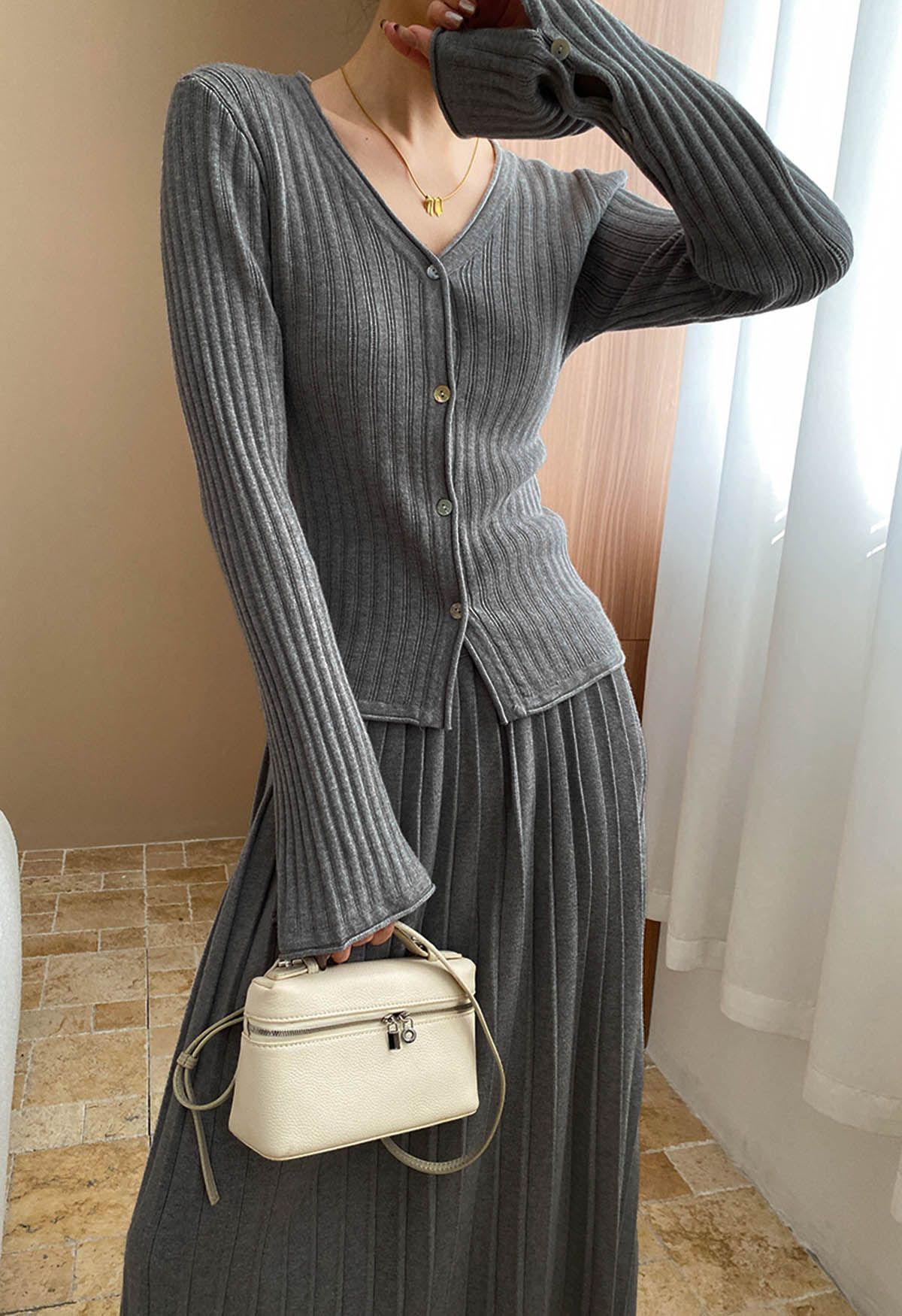 Falda midi y top de punto con botones y puños acampanados en gris