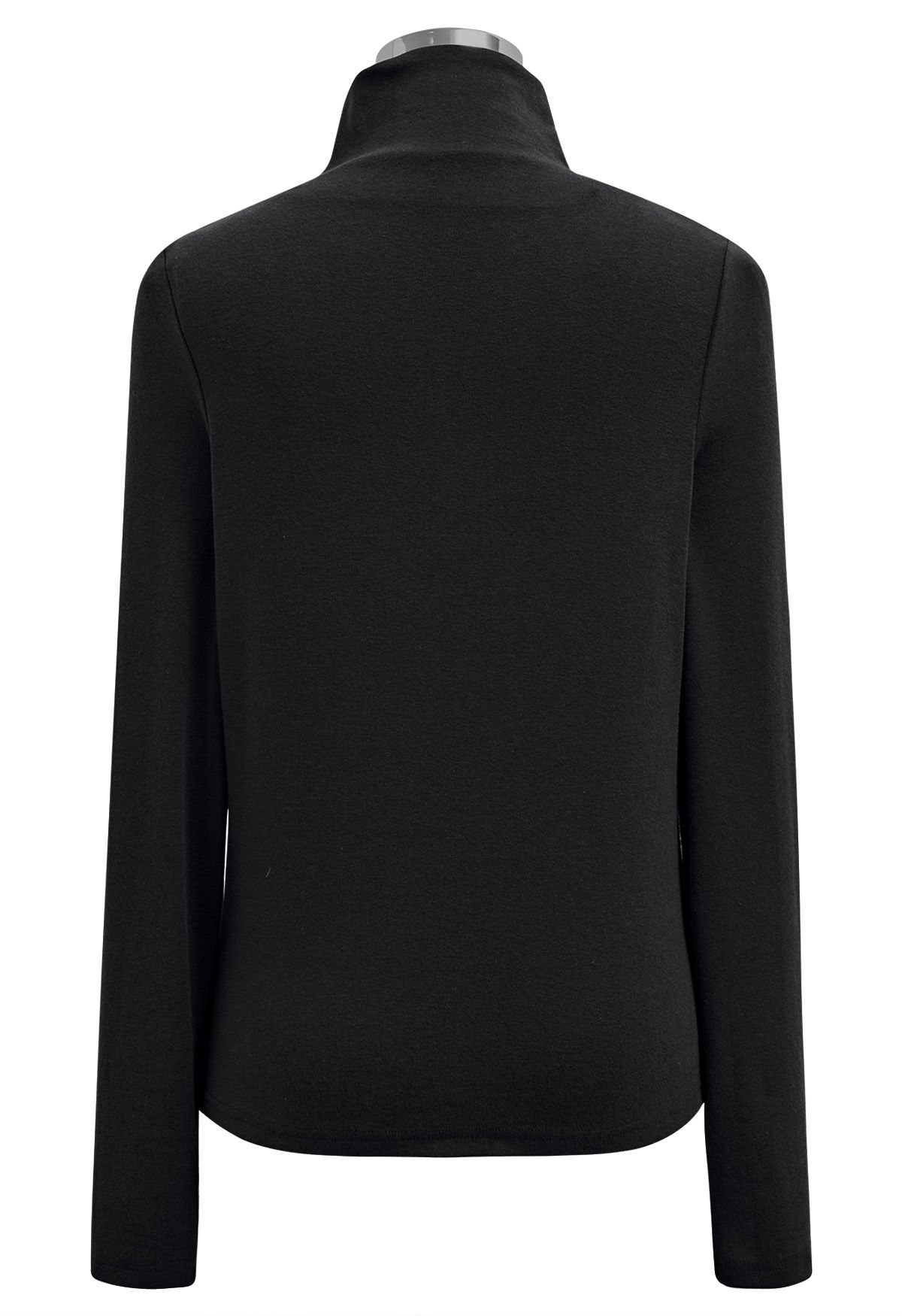 Elegante blusa con cuello alto y nudo anudado en color negro