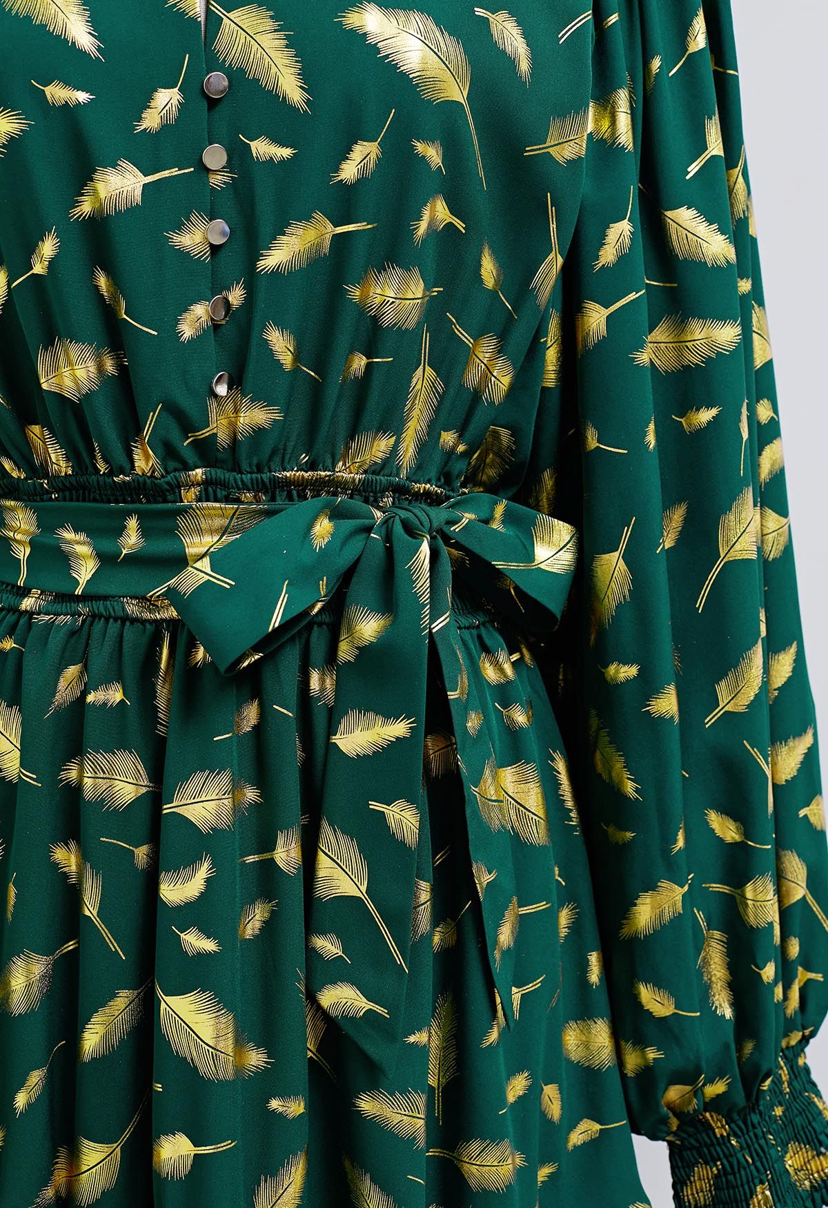 Vestido corto con lazo y estampado de hojas doradas en verde