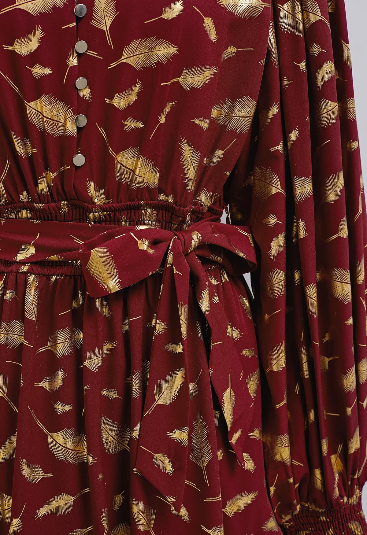 Vestido corto con lazo y estampado de hojas doradas en rojo