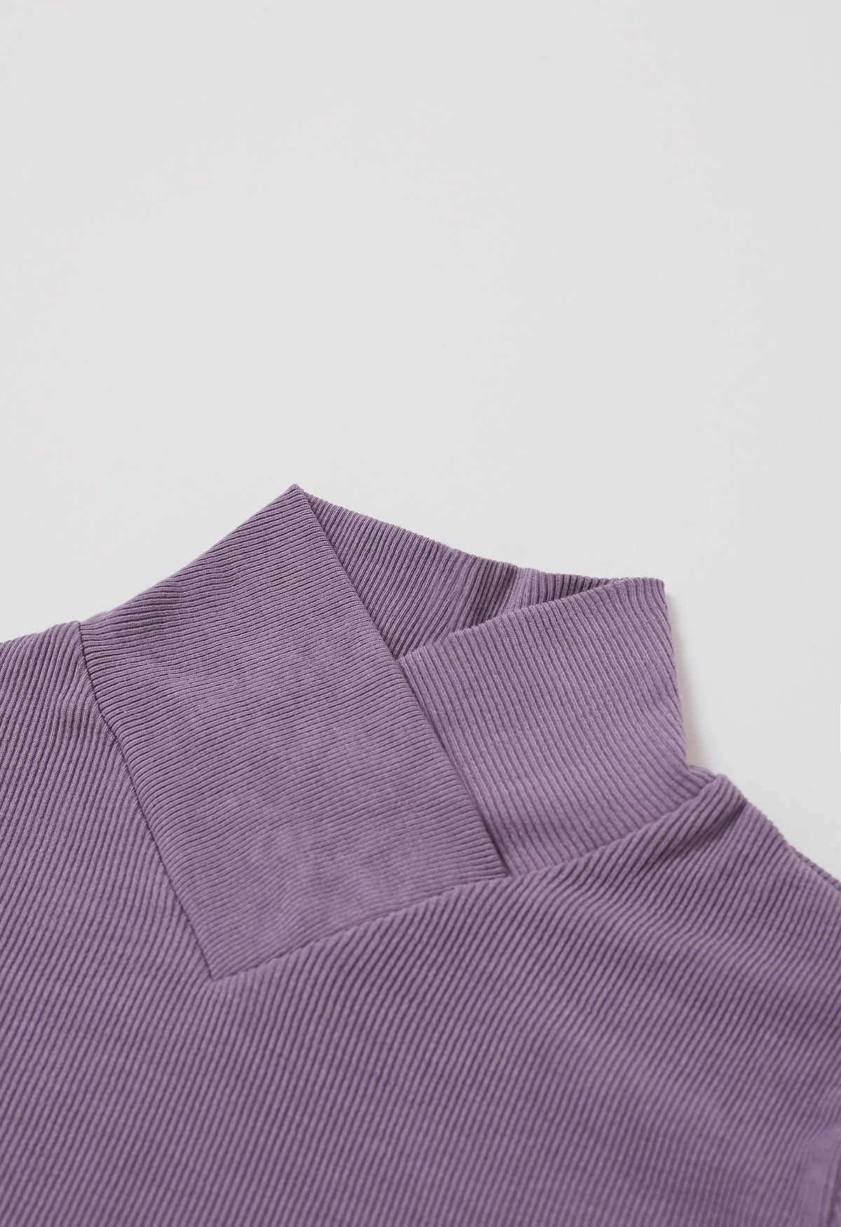 Blusa de manga larga con cuello alto y efecto cruzado en color lavanda