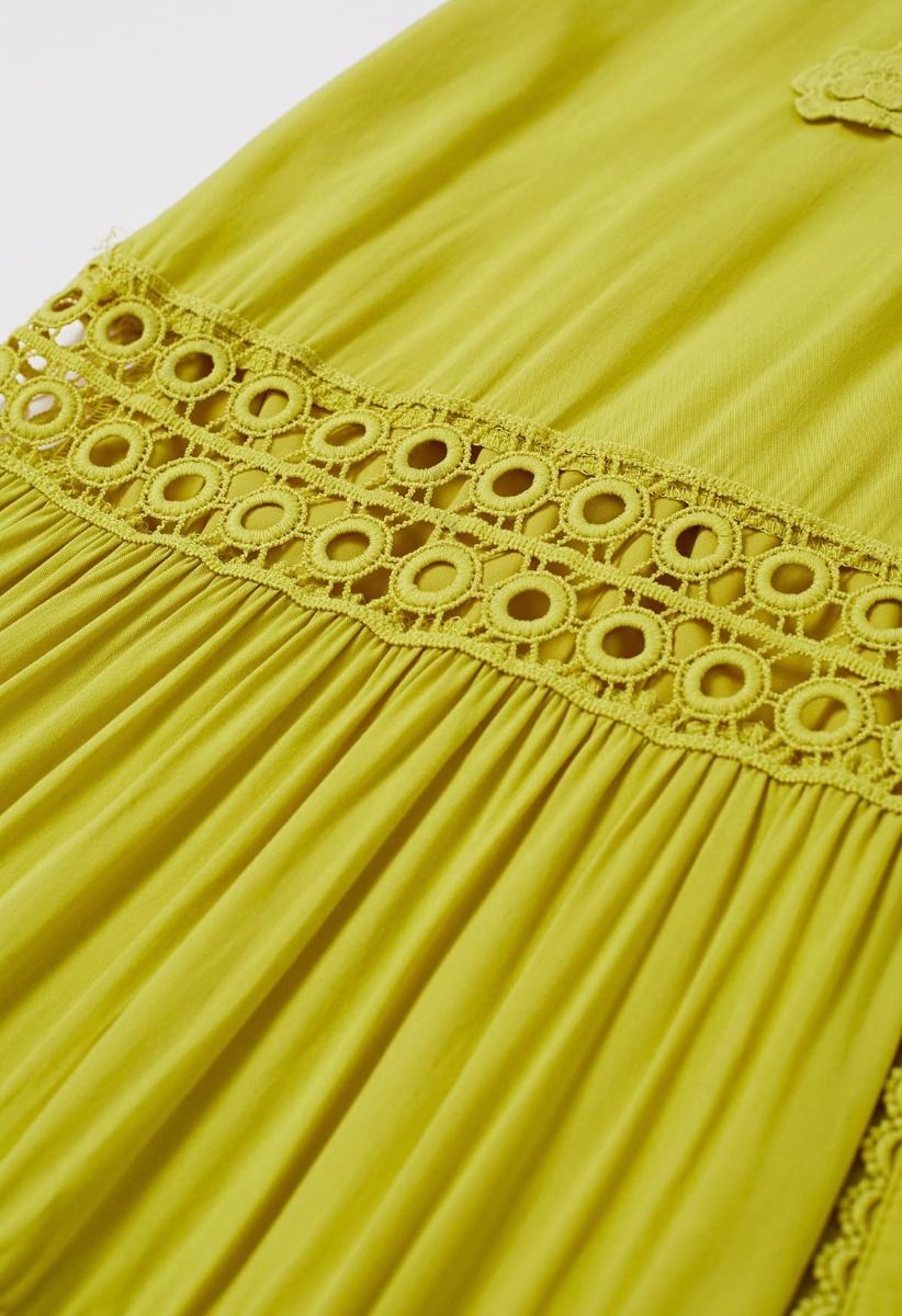 Vestido largo con botones y encaje calado adornado con floretes 3D en amarillo