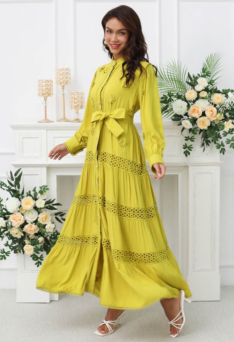 Vestido largo con botones y encaje calado adornado con floretes 3D en amarillo