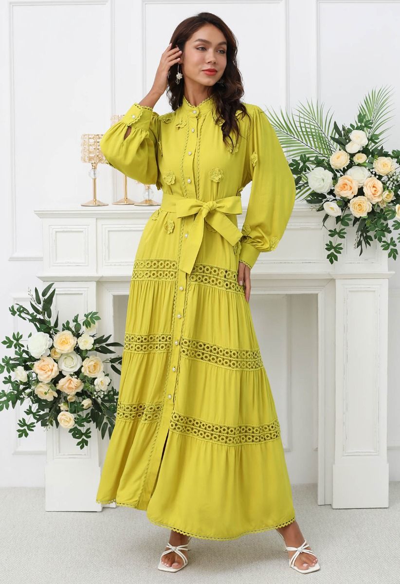 Vestido largo con botones y encaje calado adornado con floretes 3D en amarillo