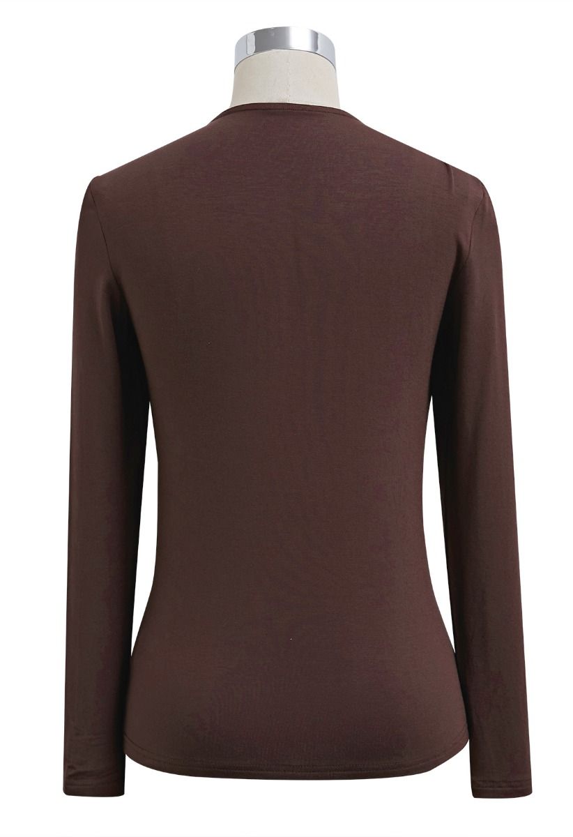 Blusa de manga larga con escote entrecruzado y abertura Allure en color chocolate