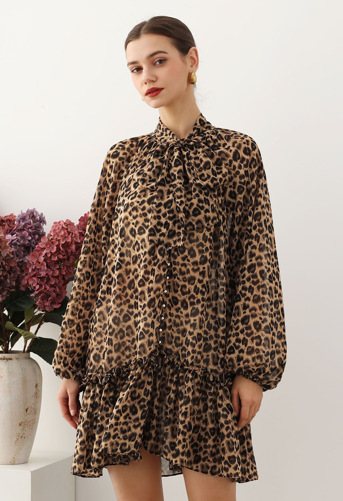 Vestido mini de gasa con escote anudado y estampado de leopardo