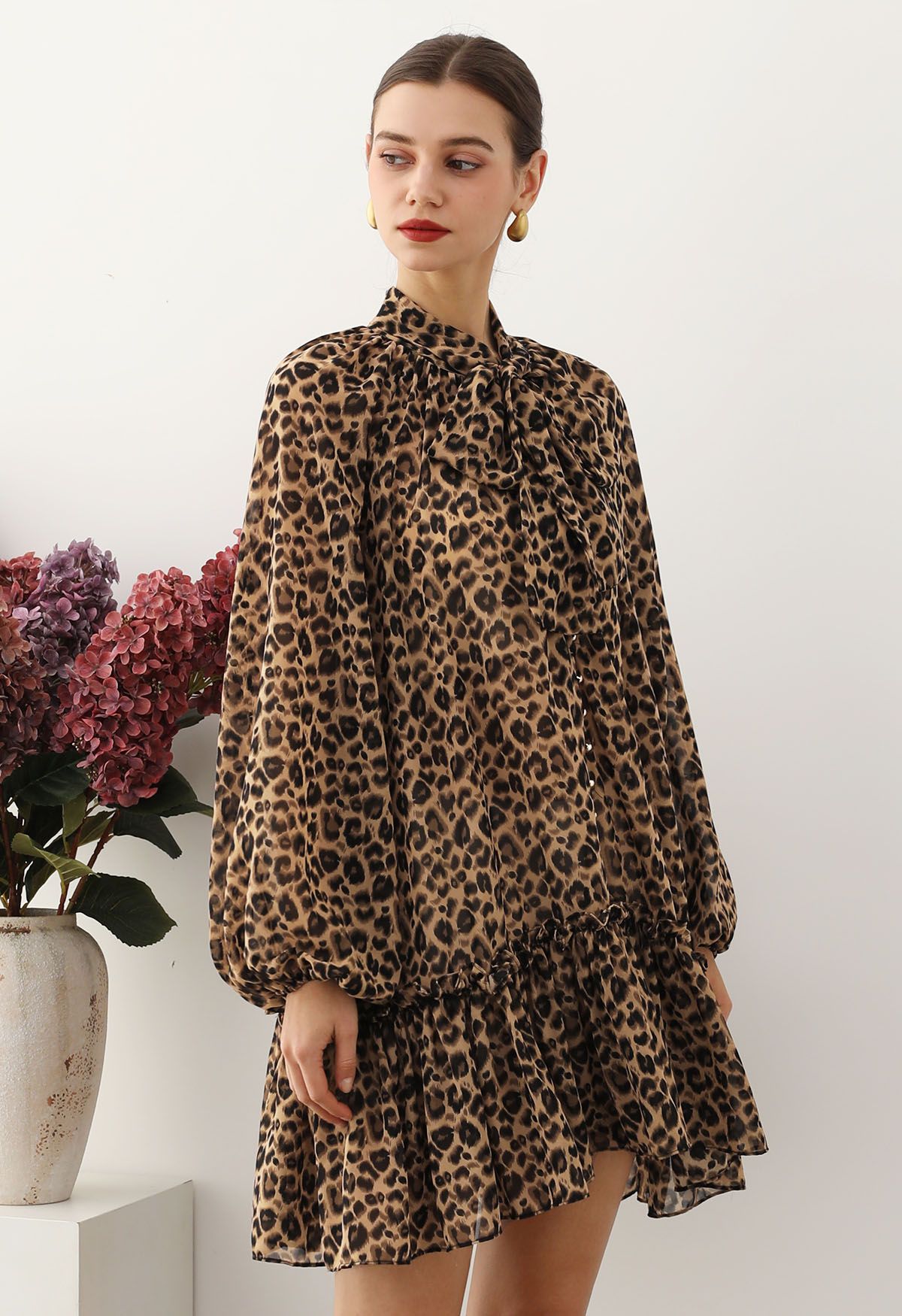 Vestido mini de gasa con escote anudado y estampado de leopardo