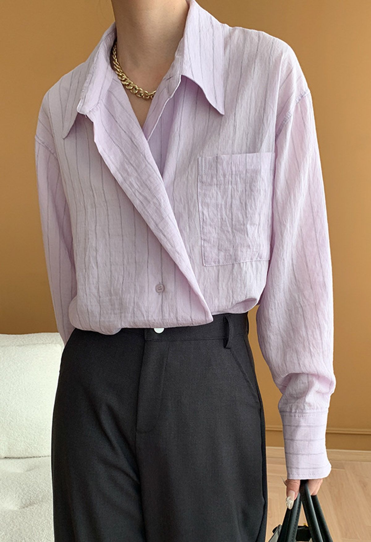 Camisa de rayas con cuello y bolsillos de parche en color lila