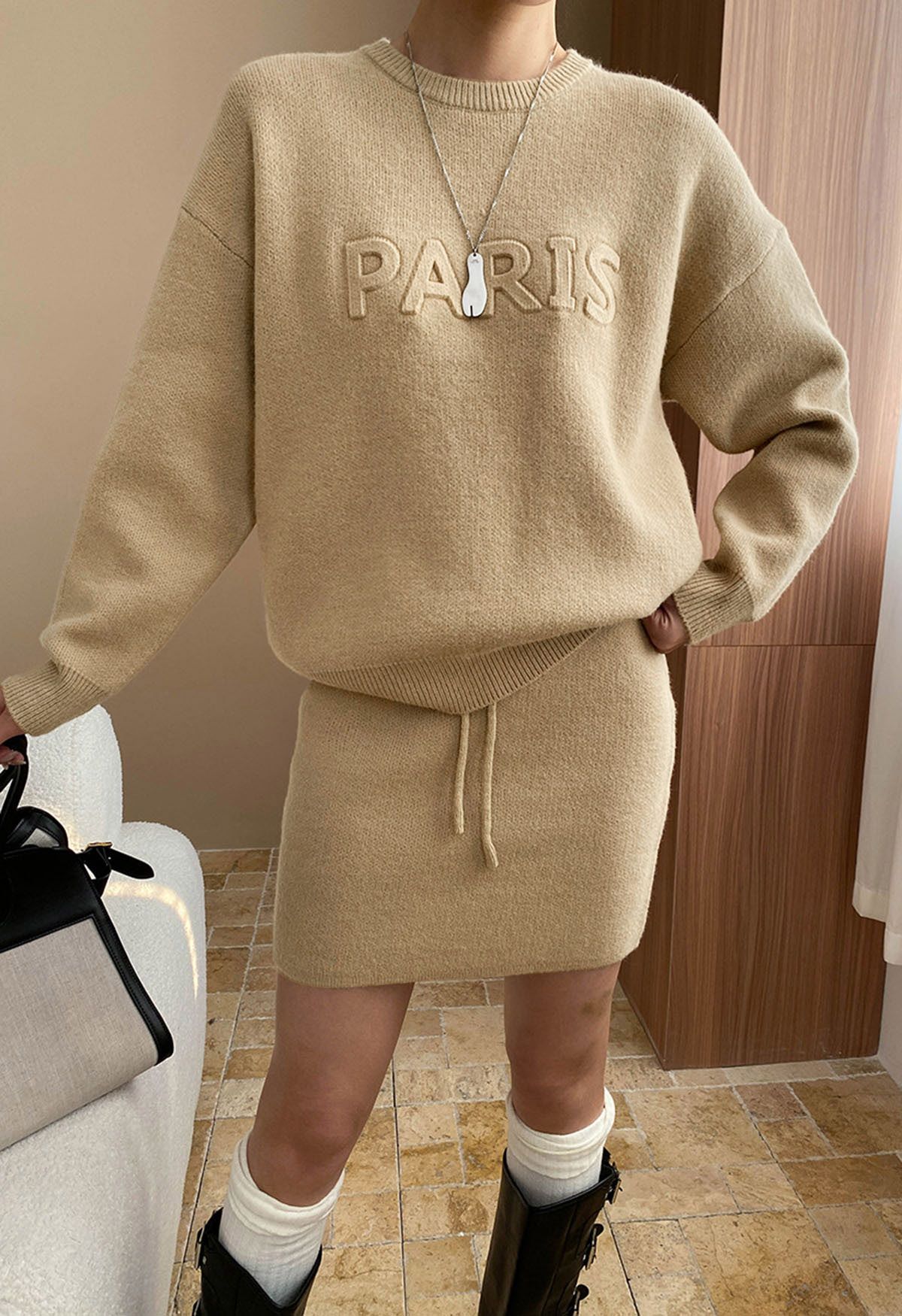 Conjunto de falda y suéter de punto con letras de París en color camel