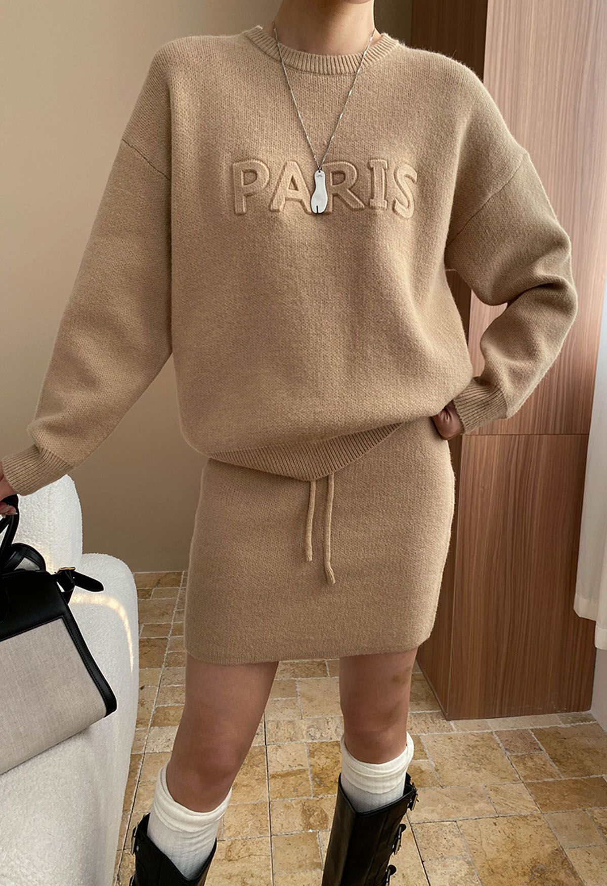 Conjunto de falda y suéter de punto con letras de París en color camel