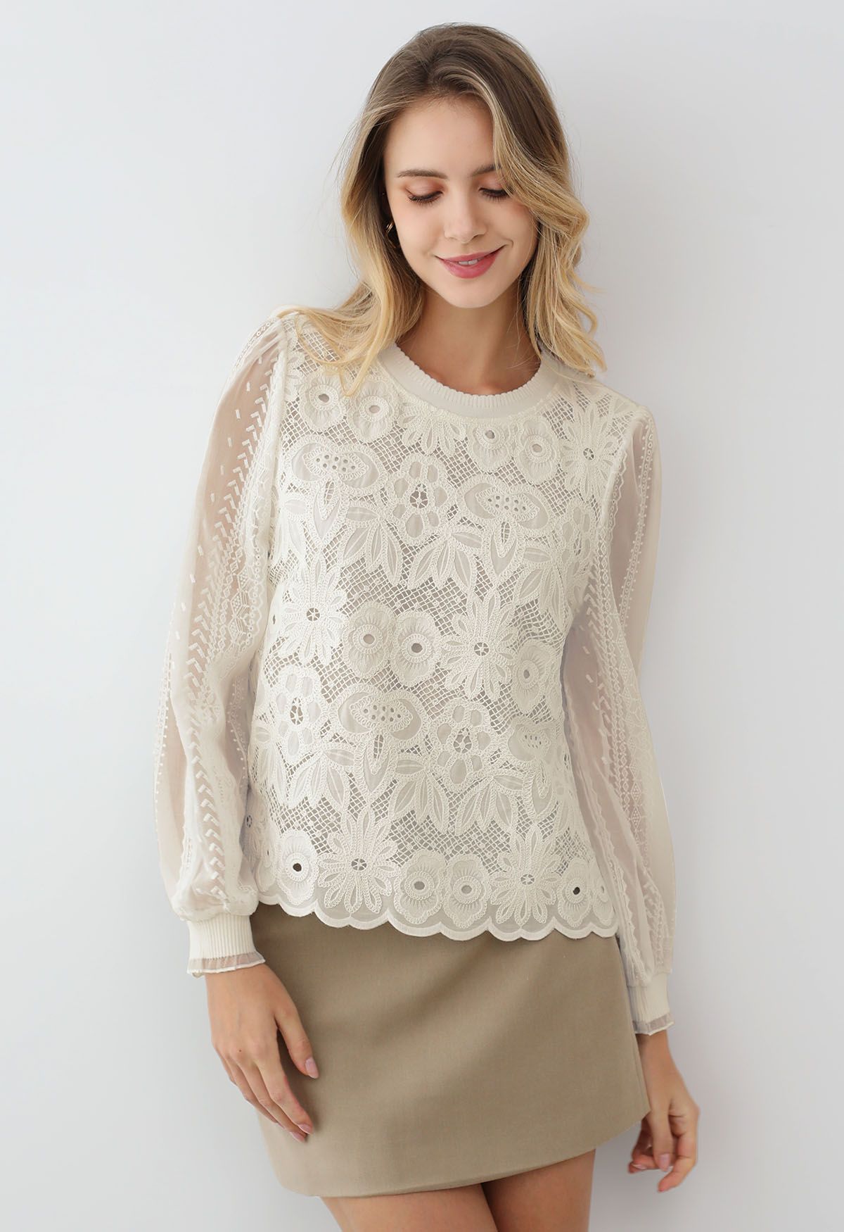 Blusa con mangas transparentes bordadas con encaje floral en color crema