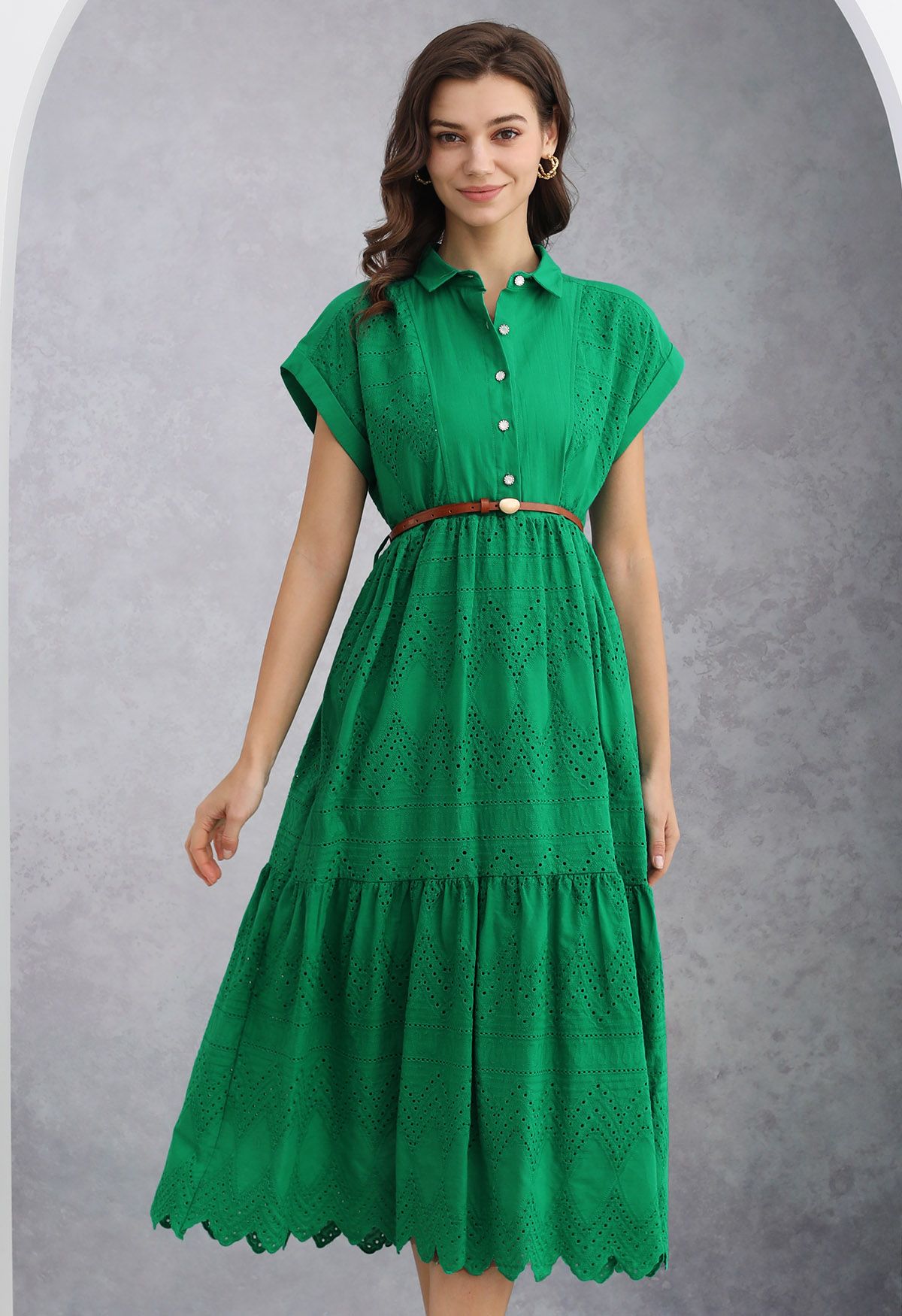 Vestido midi con cuello, botones y bordado con ojales en verde