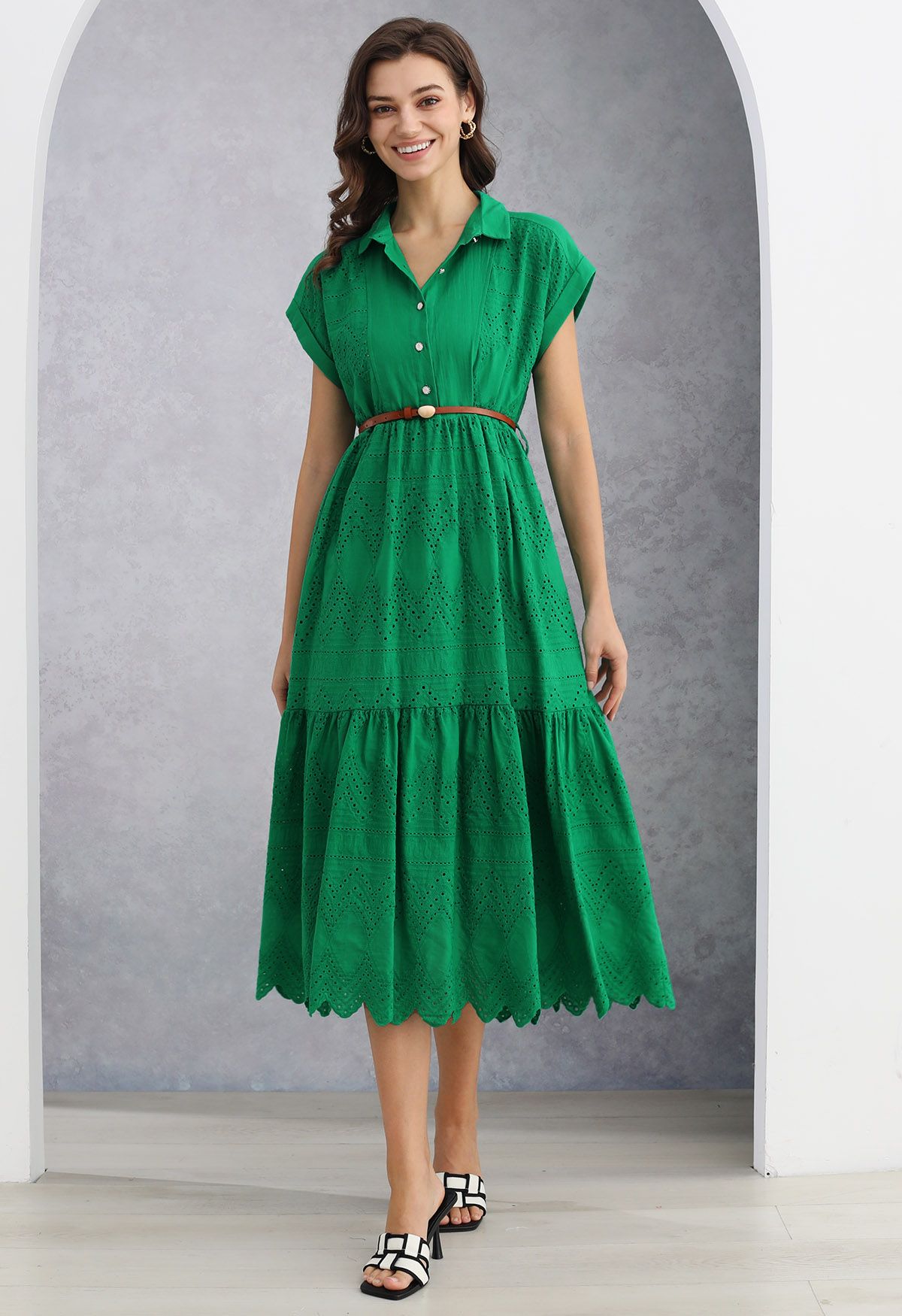 Vestido midi con cuello, botones y bordado con ojales en verde