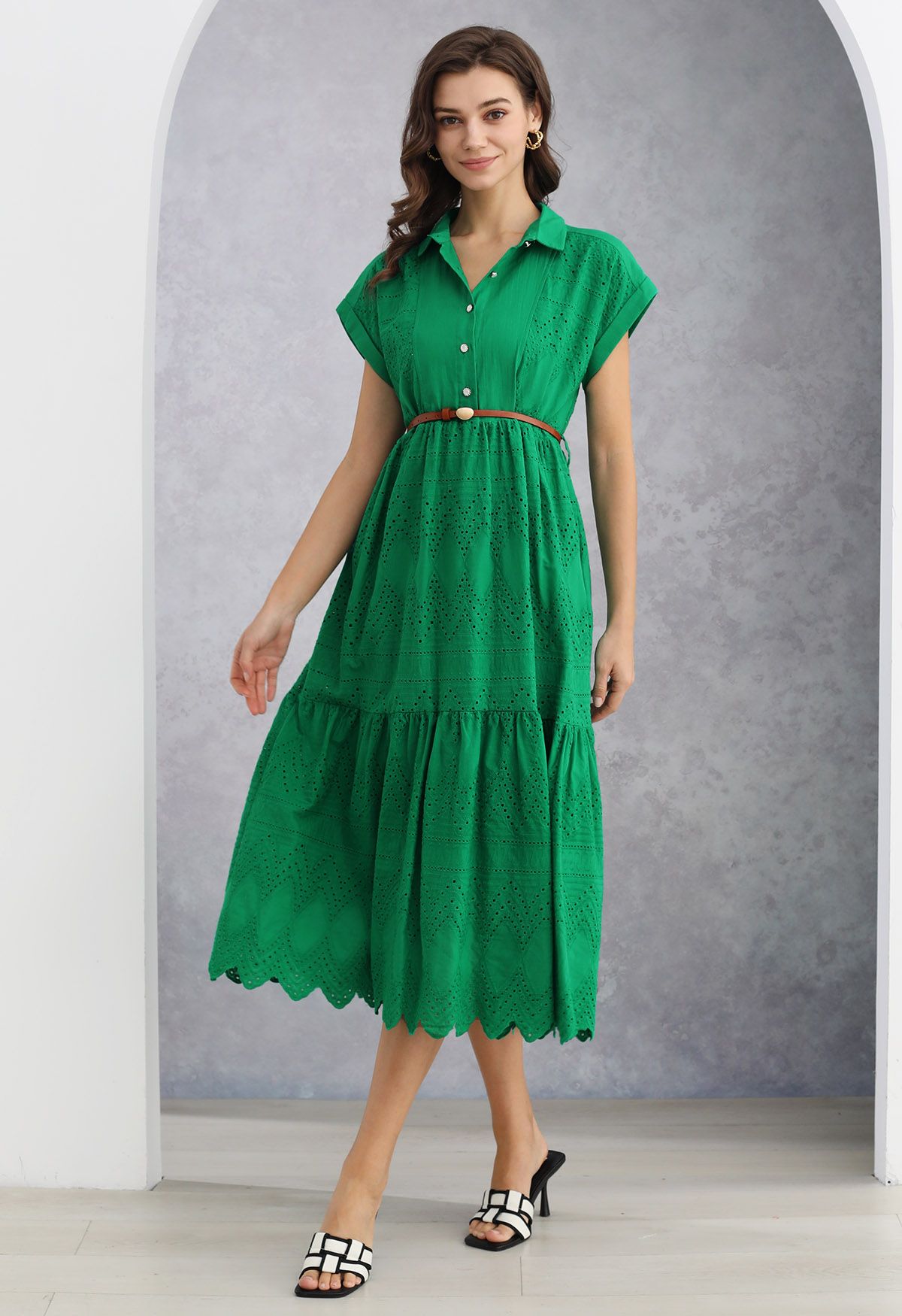 Vestido midi con cuello, botones y bordado con ojales en verde