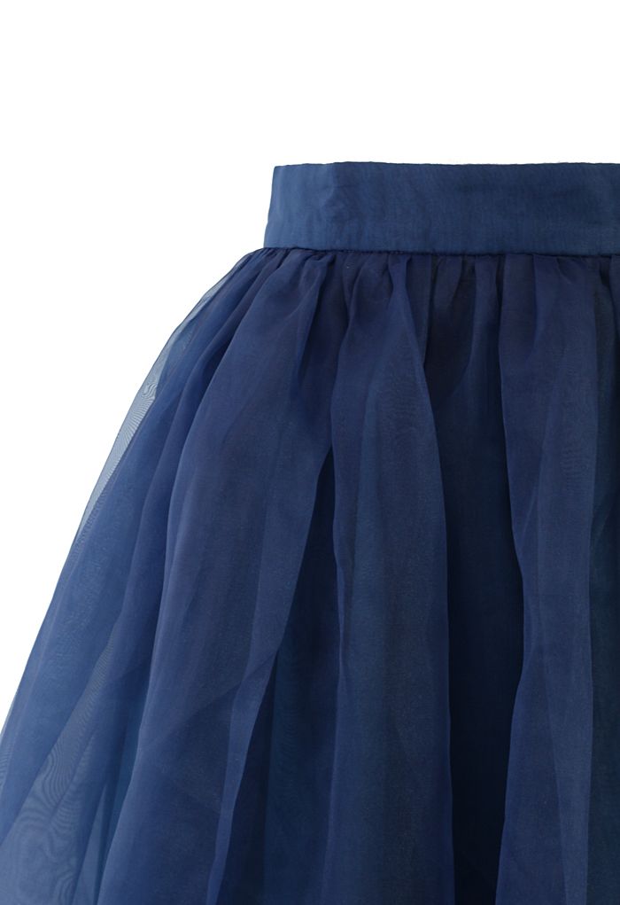 Falda midi de organza discreta en azul marino