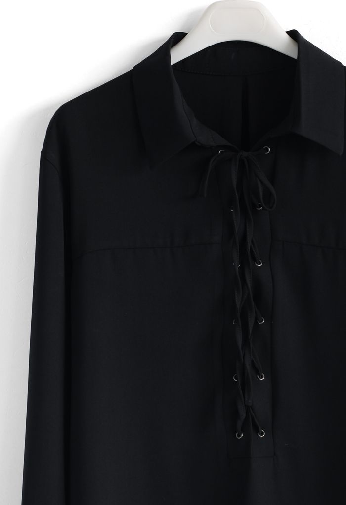 Camisa sencilla con cordones en negro