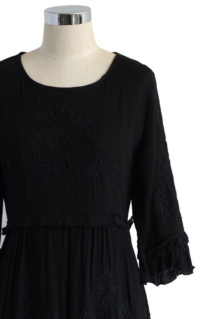 Vestido largo bordado de Grace Vines en negro