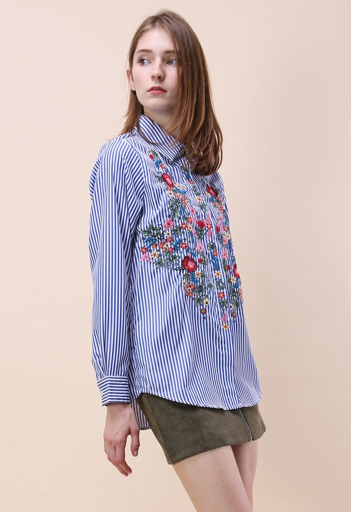 Blusa de Rayas Azules con Bordado Floral en la Pechera