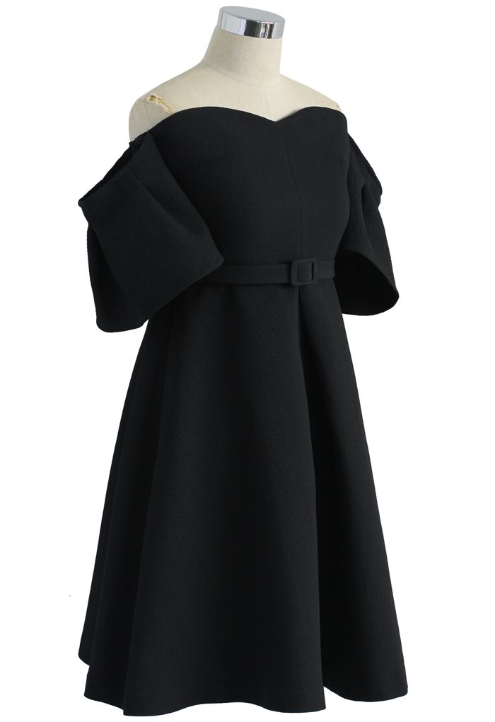 Elegante vestido con hombros descubiertos y brillo en negro