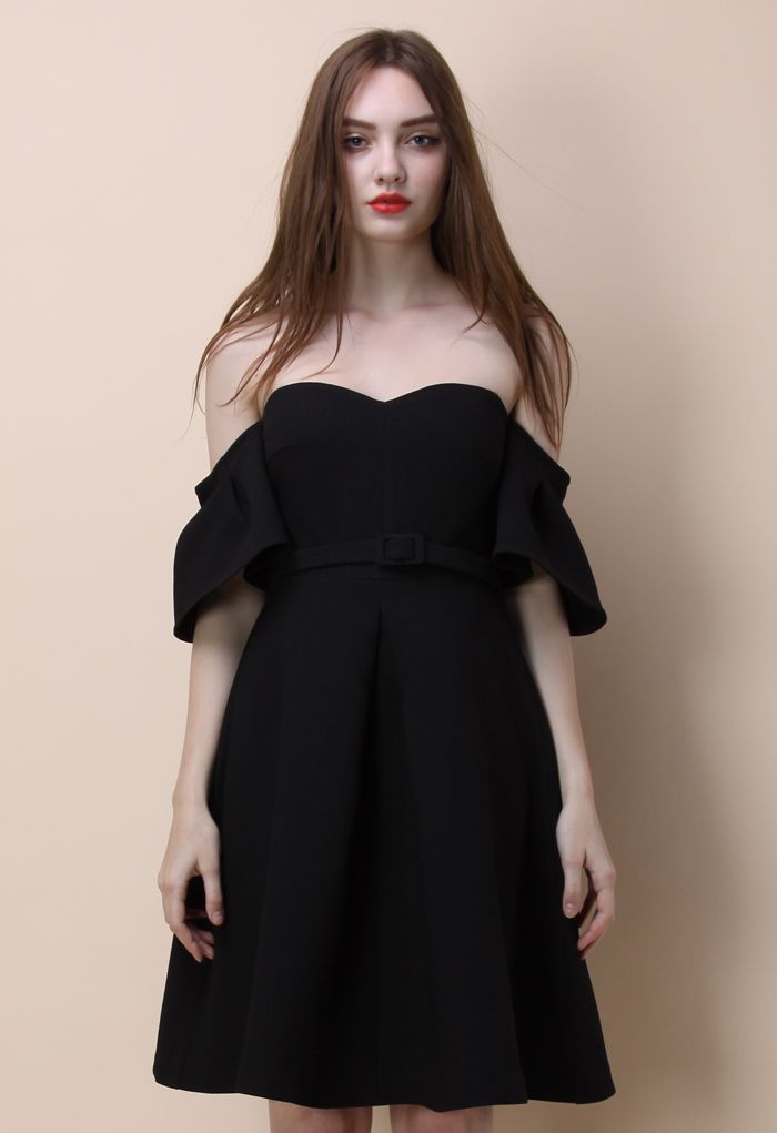 Elegante vestido con hombros descubiertos y brillo en negro