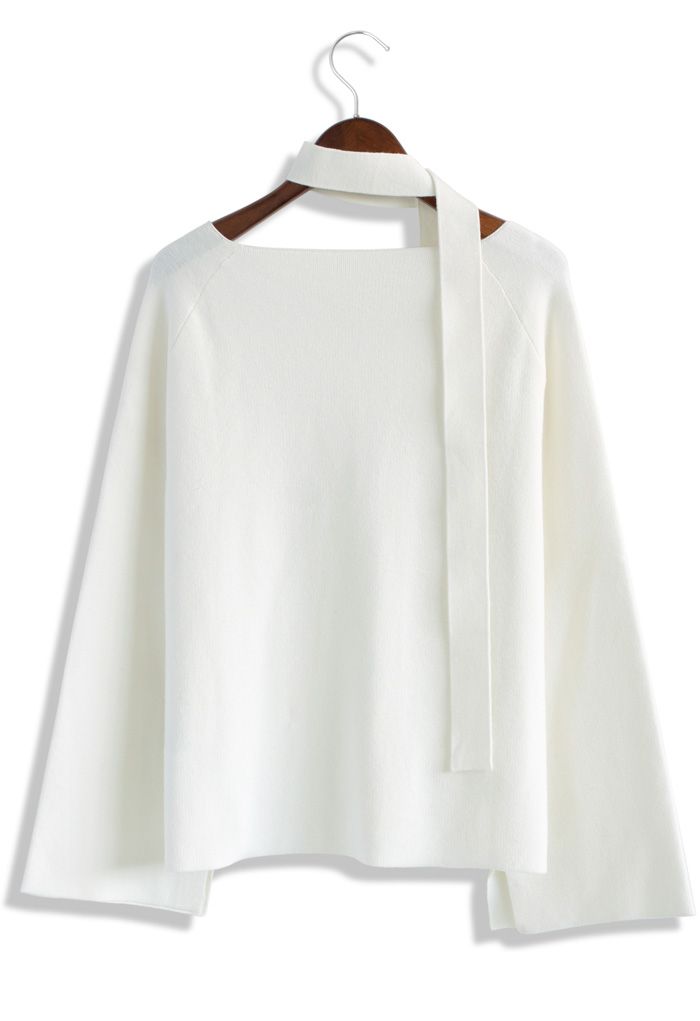 Suave Suéter Blanco con Cuello en V y Mangas Campana
