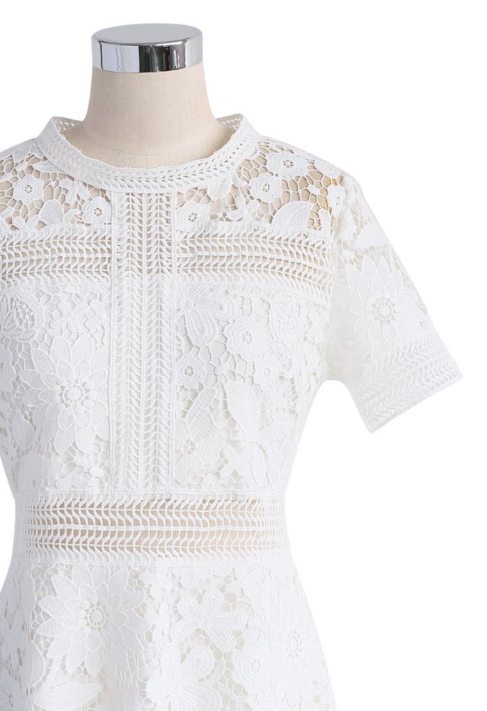 Vestido de crochet con motivo floral en blanco
