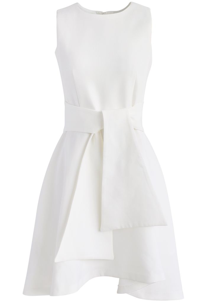 Corbata con vestido sin mangas delicado en blanco