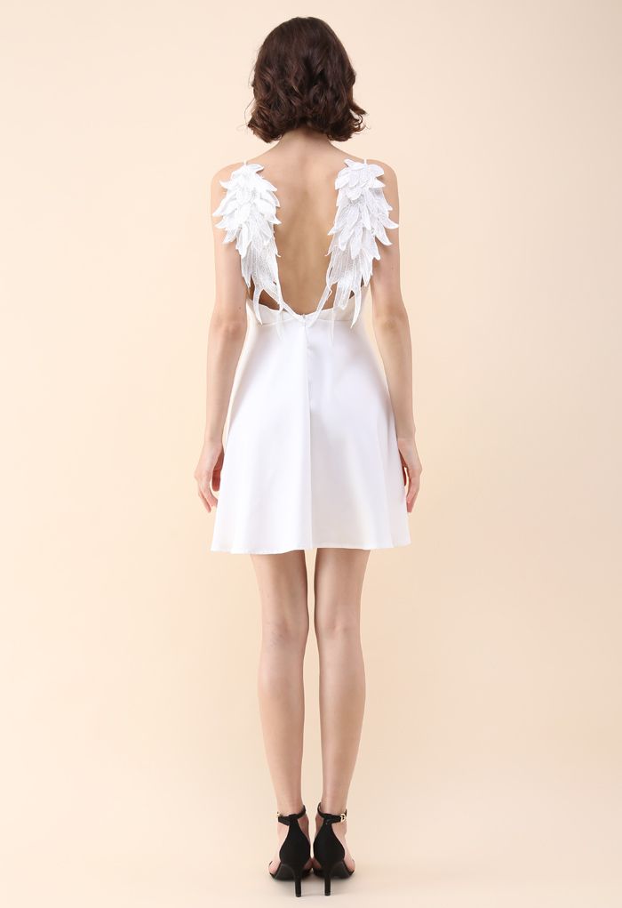 Vestido camisero con alas de ángel en blanco