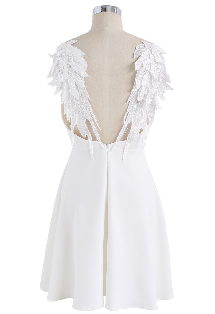 Vestido camisero con alas de ángel en blanco