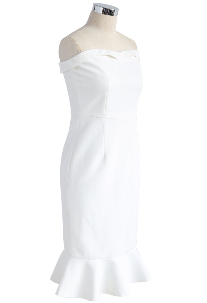 Sencilla Sofisticación, Vestido Blanco Ceñido al Cuerpo con Escote Palabra de Honor