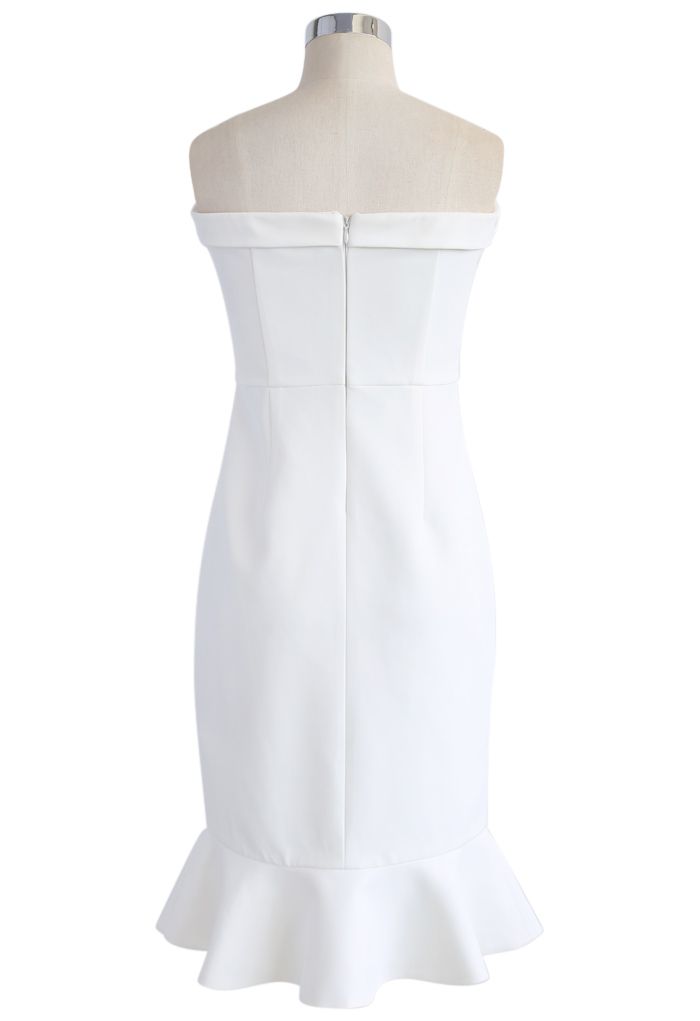 Sencilla Sofisticación, Vestido Blanco Ceñido al Cuerpo con Escote Palabra de Honor