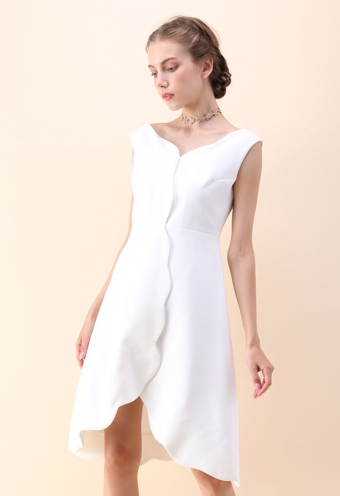 Encantador Vestido Blanco Sin Mangas y Orilla de Cenefa