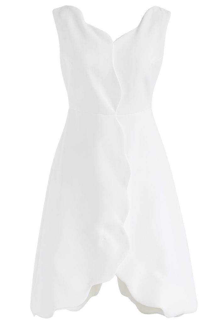 Encantador Vestido Blanco Sin Mangas y Orilla de Cenefa