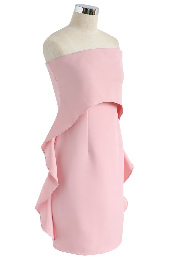 Vestido sin tirantes con volantes y elegancia simplificada en rosa