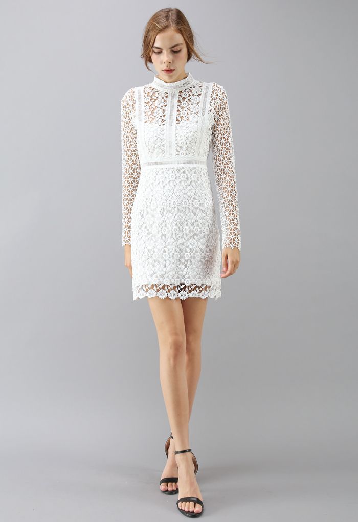 Vestido recto con paneles de crochet floral de Ladylike en blanco